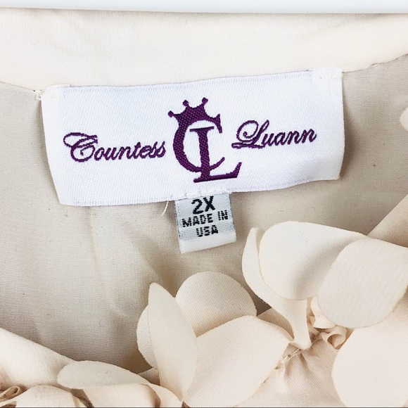 Countess Luann Top w/ Buttons and Flower Detail - Picture 2 of 6